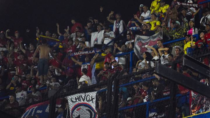 Hinchas del Medellin en La Bombonera en la Copa Libertadores
