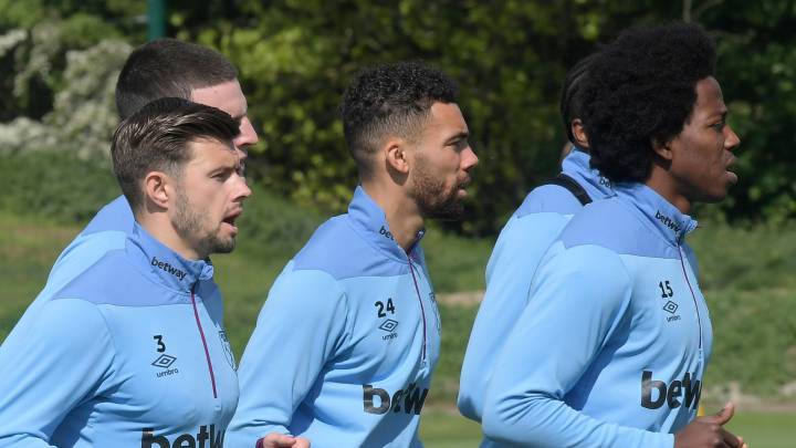 Carlos Sánchez, en entrenamiento con sus compañeros del West Ham