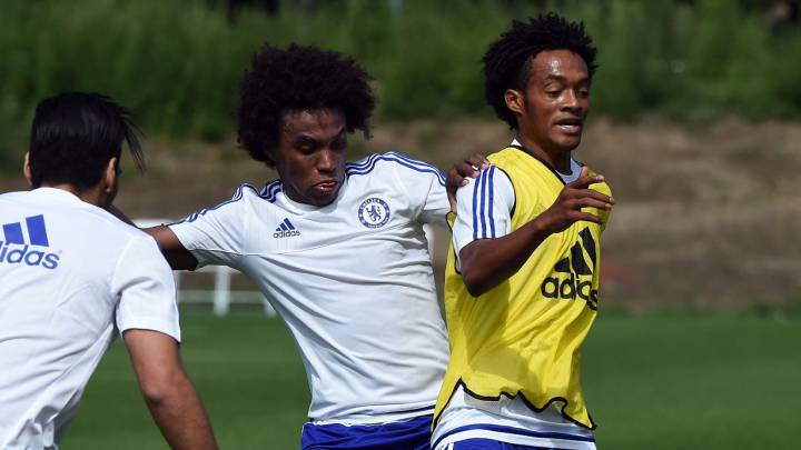 Juan Guillermo Cuadrado junto a Willian en Chelsea