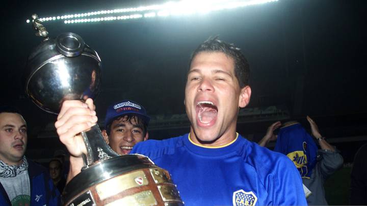 Oscar Córdoba levanta el título de la Copa Libertadores 2000 con Boca Juniors