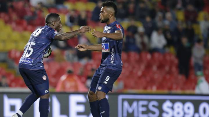 Carmelo Valencia y Miguel Borja celebran un gol en Bogotá