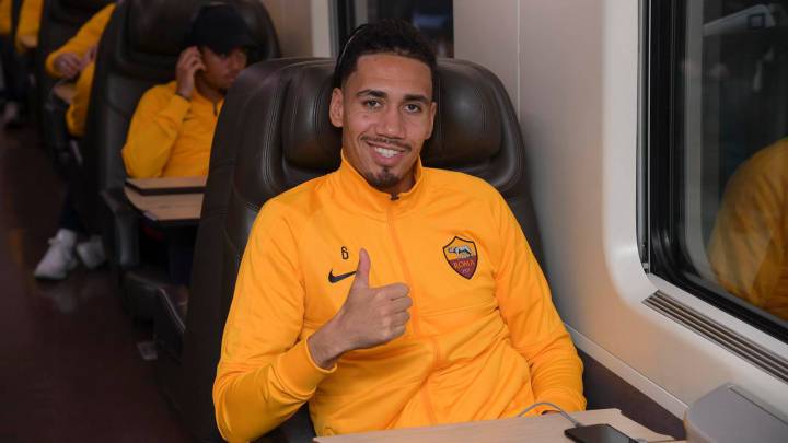 Chris Smalling en el tren camino a un partido de la Roma