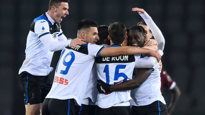 Duván Zapata celebra un gol de Atalanta