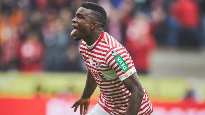 Jhon Córdoba celebra un gol con Colonia