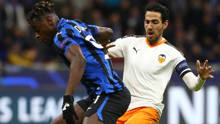 Duván Zapata y Dani Parejo se enfrentan por un balón en un partido de Champions