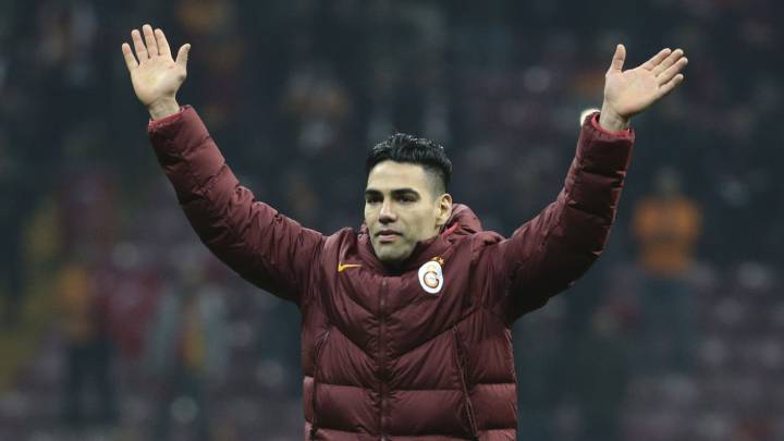 Falcao saluda a los hinchas de Galatasaray