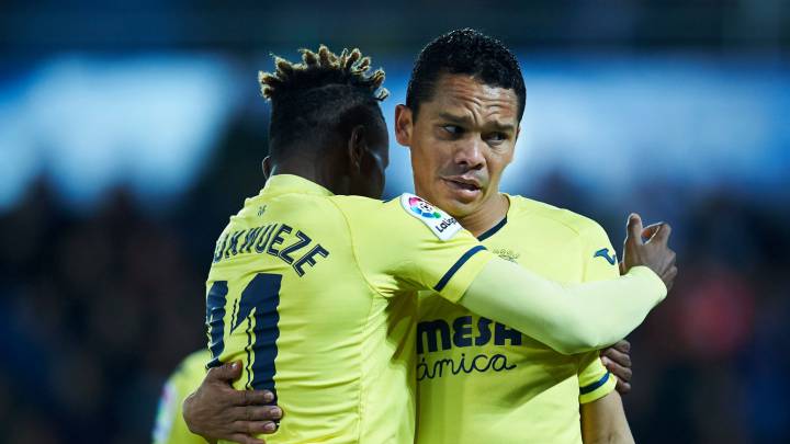 Carlos Bacca, saluda a un compañero de Villarreal