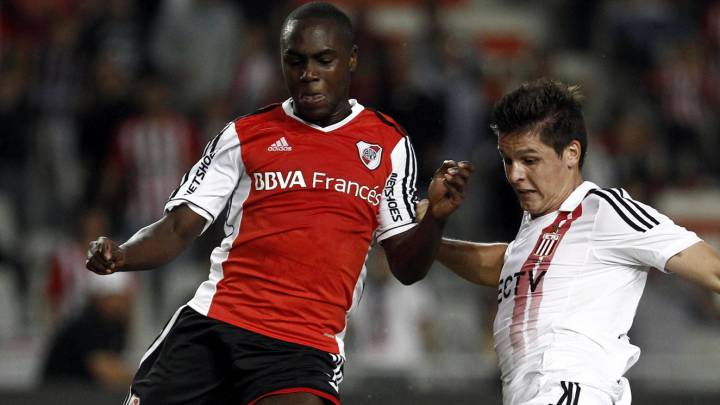 Éder Álvarez Balanta ante Estudiantes de la Plata