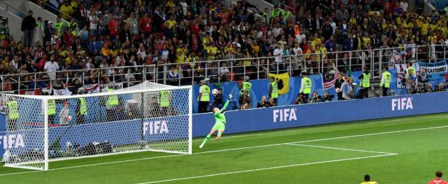 Atajada de Jordan Pickford ante Colombia.