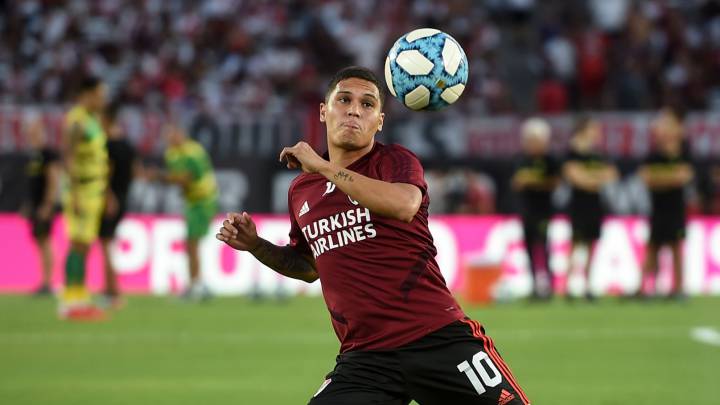 Juan Fernando Quintero durante un calentamiento antes de un partido de River Plate.
