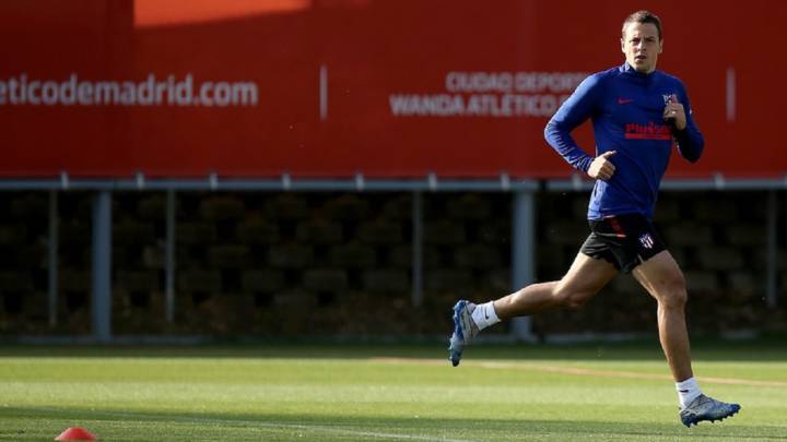 Santiago Arias en su primera práctica individual con el Atlético tras cuarentena