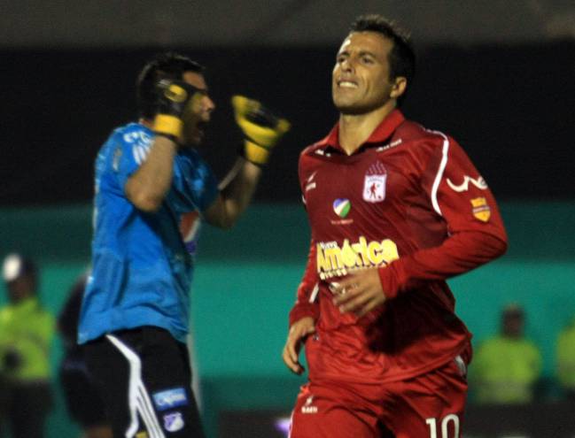 Luis Delgalo ataja penal a Gabriel Fernández en Millonarios - América de 2010