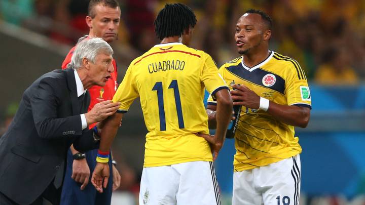 Pékerman habla con Cuadrado y Zúñiga durante el partido ante Uruguay en Brasil 2014
