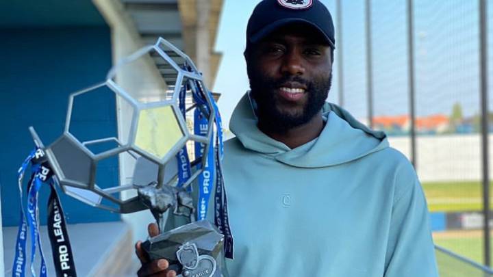 Balanta muestra el trofeo de campeón de la liga de Bélgica