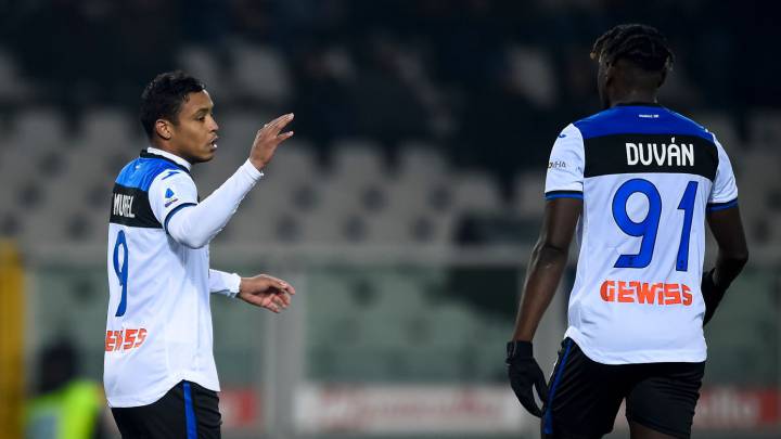 Luis Muriel y Duván Zapata durante un partido de Atalanta.