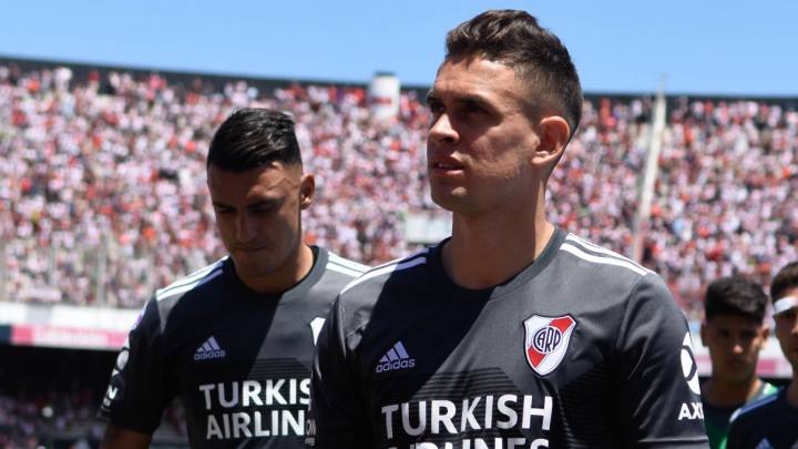 Rafael Santos Borré en la cancha de River