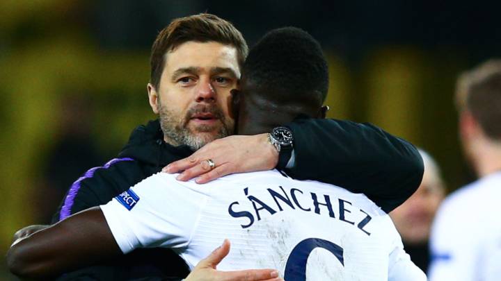 Davinson Sánchez junto a Mauricio Pochettino en Tottenham