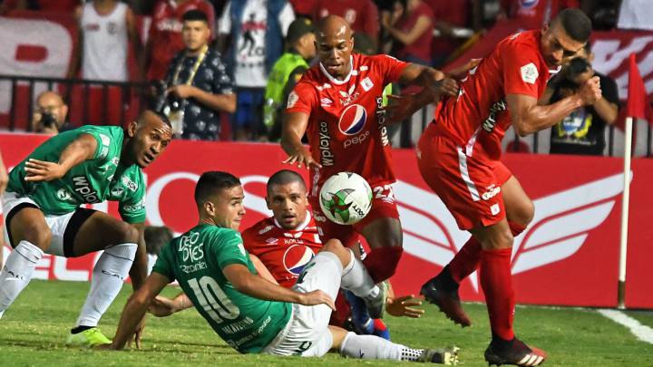 El fútbol profesional colombiano sigue en la incertidumbre del comienzo de los entrenamientos y la continuidad del presidente de la Dimayor.