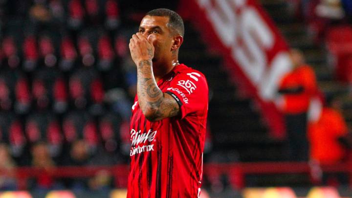 Edwin Cardona en el final de un partido entre Tijuana y Pachuca