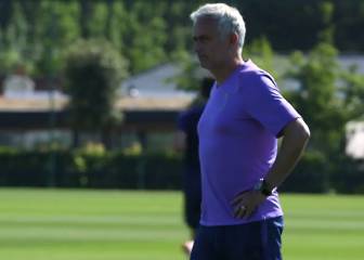 Mourinho supervisa práctica de Davinson y Tottenham