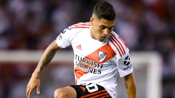 Juan Fernando Quintero controla una pelota con la izquierda en partido ante San Lorenzo
