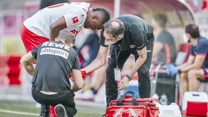 Jhon Córdoba tendría un hematoma en la rodilla y no sería de gravedad