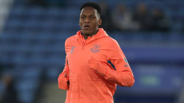 Yerry Mina en el campo de juego antes de medirse al Leicester
