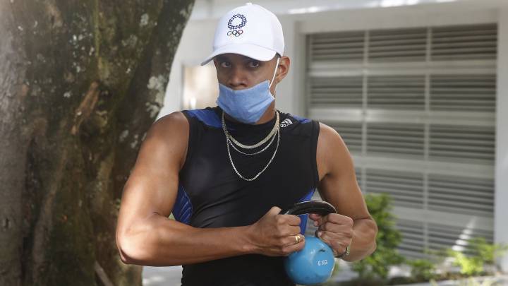 Bernardo Baloyes entrena en las calles de Medellín en el reinicio de sus entrenamientos