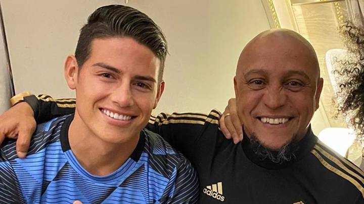 James Rodríguez, junto a Roberto Carlos, que lo elogio en Real Madrid