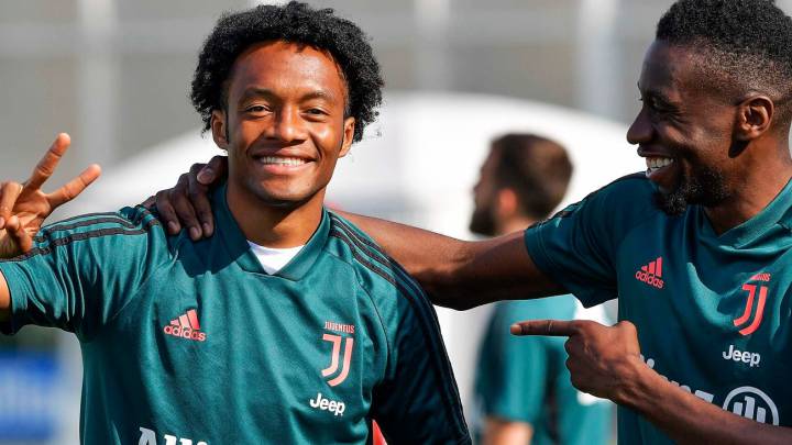 Juan Cuadrado saluda a la cámara y Matuidi lo abraza y sonríe en entrenamiento de la Juventus