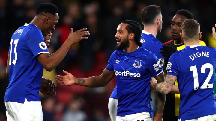 Yerry Mina se saluda con Theo Walcott después del triunfo en Premier ante Watford