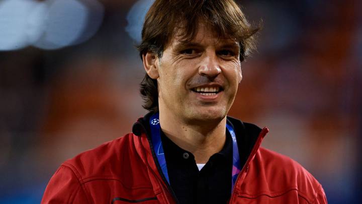 Fernando Morientes tiene en la mano el trofeo de la Champions League en un partido entre Valencia y Lille