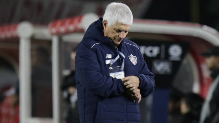 Julio Comesaña mira su reloj en un partido entre Santa Fe y Junior por la Liga BetPlay
