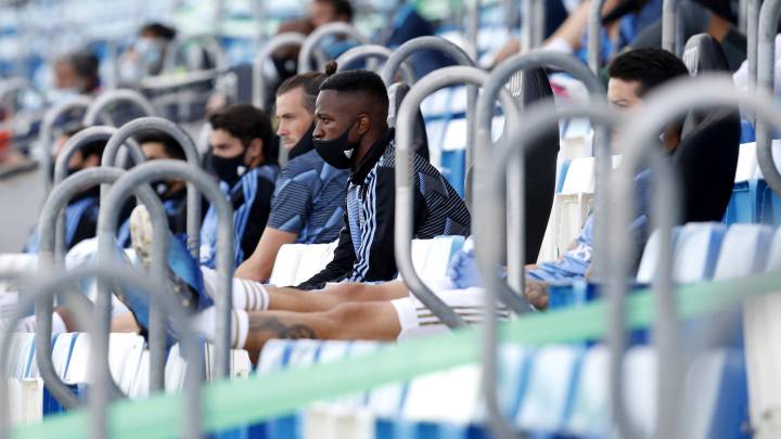 James en el banco de suplentes en el partido contra Eibar
