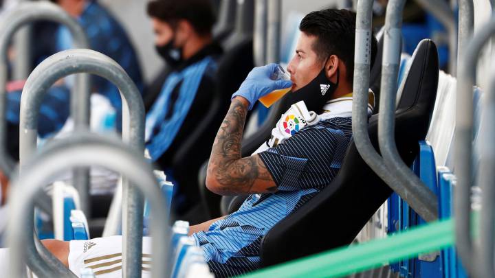 James Rodríguez toma una bebida en el banco, antes del partido entre Real Madrid y Eibar