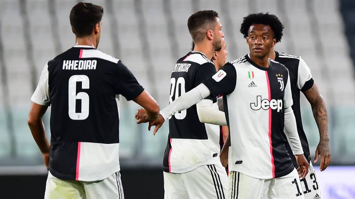 Juan Cuadrado saluda a Khedira en la semifinal de Copa Italia ante Milan