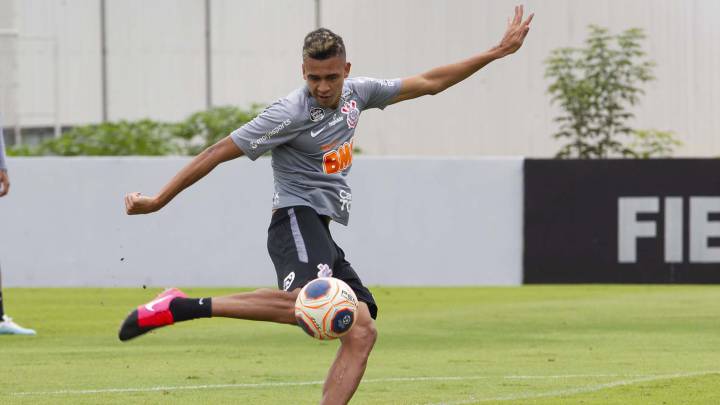 Víctor Cantillo durante un entrenamiento con Corinthians.