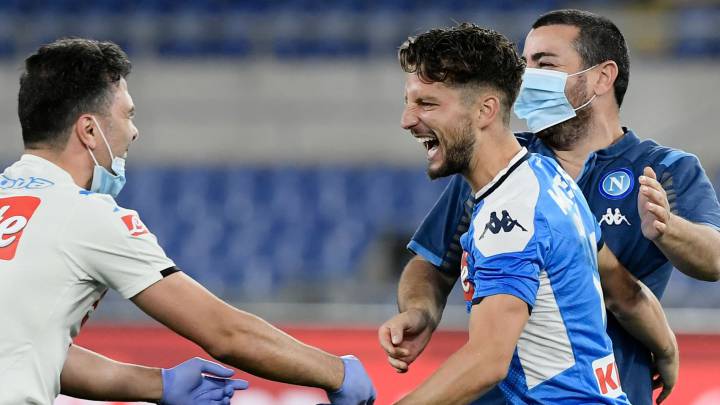 Celebra el equipo dirigido por Gennaro Gattuso en la cancha del estadio Olímpico de Roma. El DT es muy felicitado por sus jugadores.