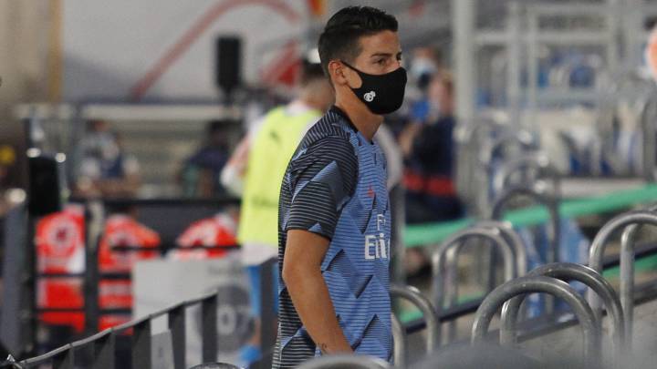 James de pie en las tribunas del Alfredo Di Stefano en la victoria 3-0 del Real Madrid ante Valencia