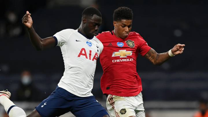 Davinson Sánchez en el partido de Tottenham ante Manchester United por la Premier League