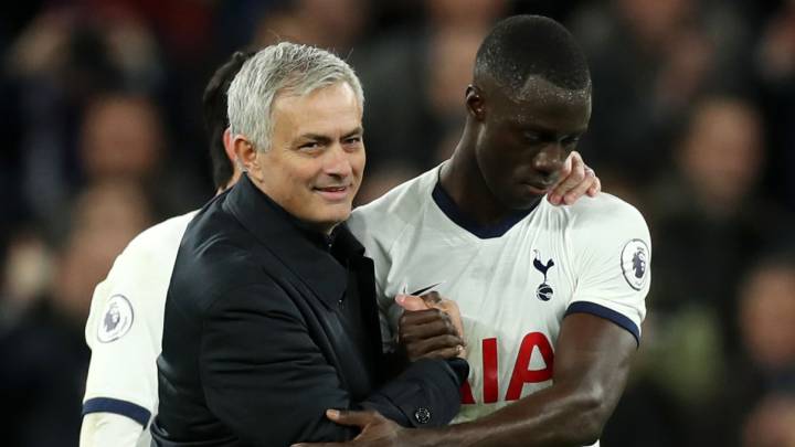 Davinson Sánchez junto a Mourinho, su técnico en Tottenham