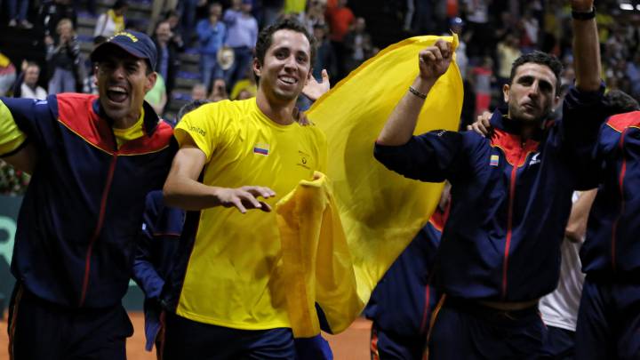 Equipo colombiano celebrando clasificación a la Copa Davis