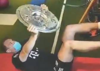 Neuer estrena rutina y trofeo: No sabe que hacer con tantos