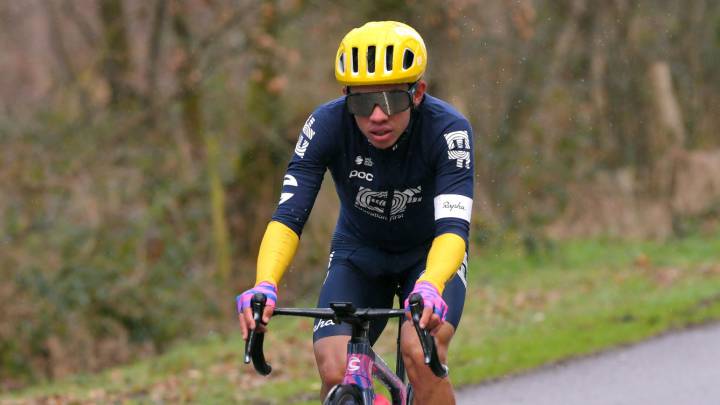 Sergio Higuita durante una carrera con el EF Pro Cycling.