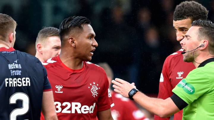 Alfredo Morelos discute con el árbitro en un partido de Rangers ante Ross Country