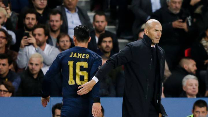 James sale del campo en el partido ante el PSG por Champions en septiembre de 2019. Zidane le da una palmada en la espalda