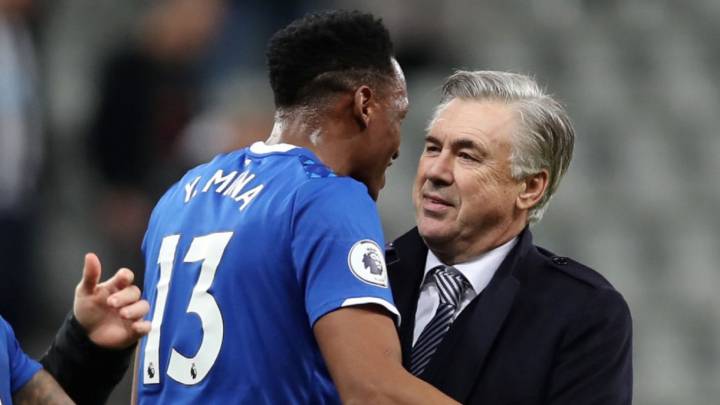 Yerry Mina y Carlo Ancelotti en Everton