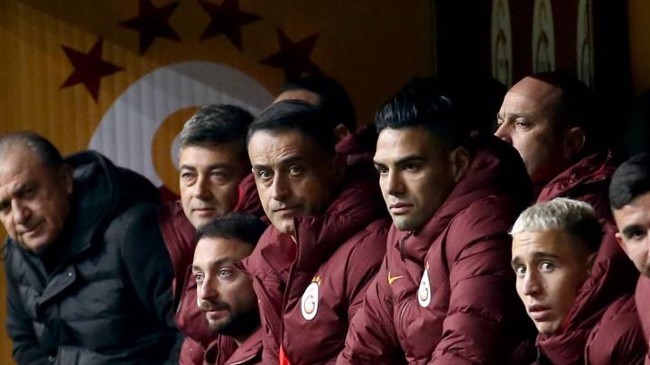 Falcao sentado con Terim y sus compañeros