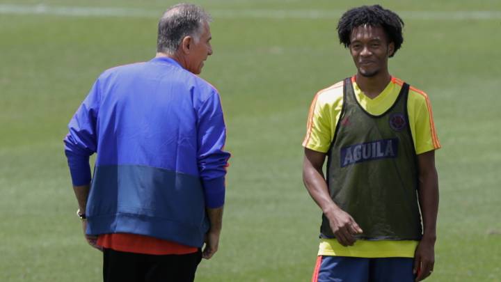 Queiroz y Cuadrado hablan en un entrenamiento de la Selección en Bogotá