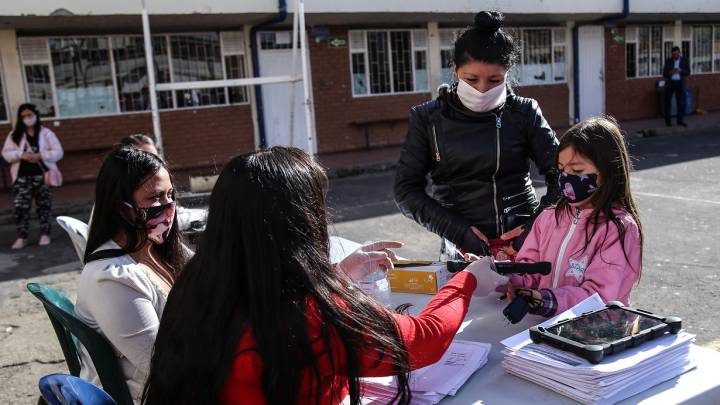 Cuarentena en Bogotá: Los bonos de alimentación escolar continuarán en la capital tras el regreso de los niños a las clases no presenciales.